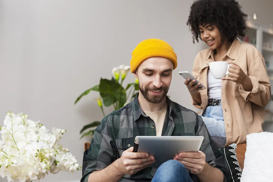 Personas usando dispositivos digitales