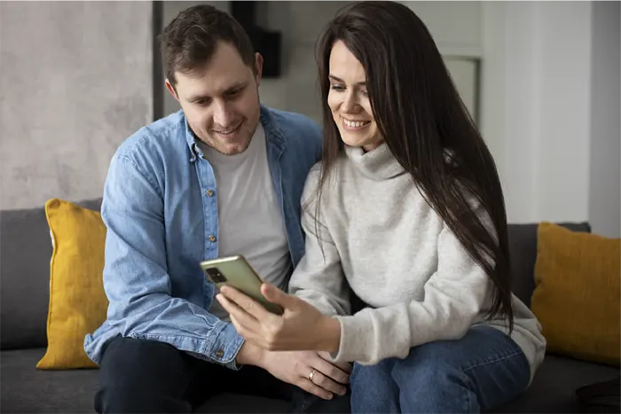 Pareja en video llamada de larga distancia