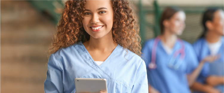 Profesional de la salud con tableta en un entorno clínico