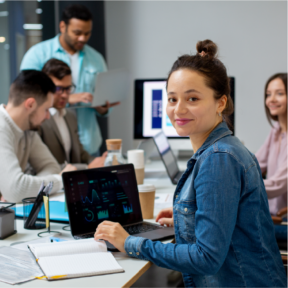 Equipo de trabajo colaborando en una oficina