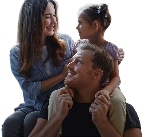 Familia sonriendo y compartiendo un momento juntos